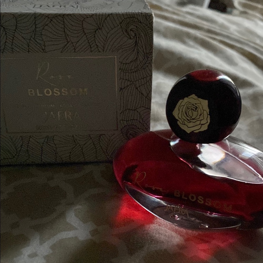 JAFRA Red and Gold Luxurious Fragrance